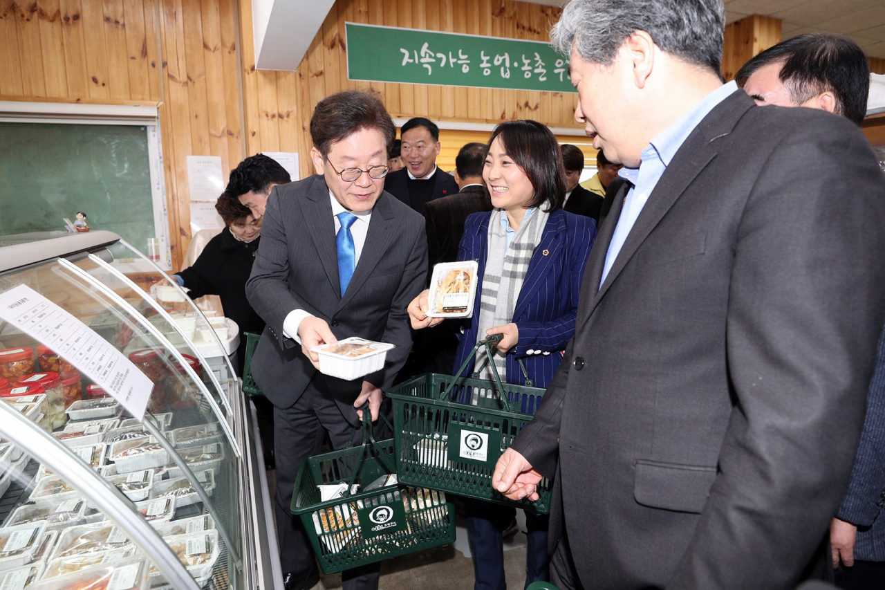 이천시 로컬푸드 직매장에서 이재명 경기도지사와 참석자들이 로컬푸드 직매장을 둘러보며 지역특산품 구매를 하고 있다. [경기도 제공]