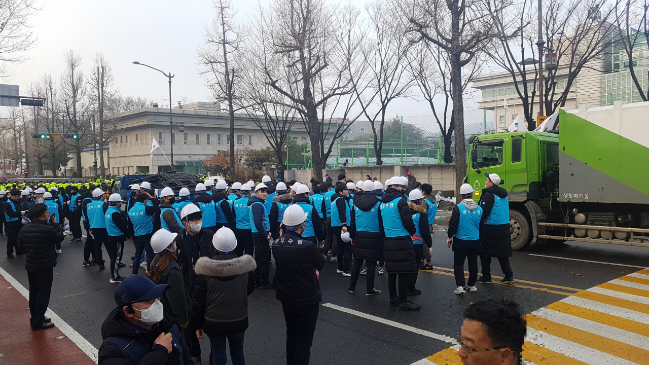 13일 오전 서울 종로구청이 서울 종로구 청와대 사랑채 앞 천막과 적치물 등에 대한 행정대집행을 진행하고 있다. 박재석 수습기자/jsp@heraldcorp.com