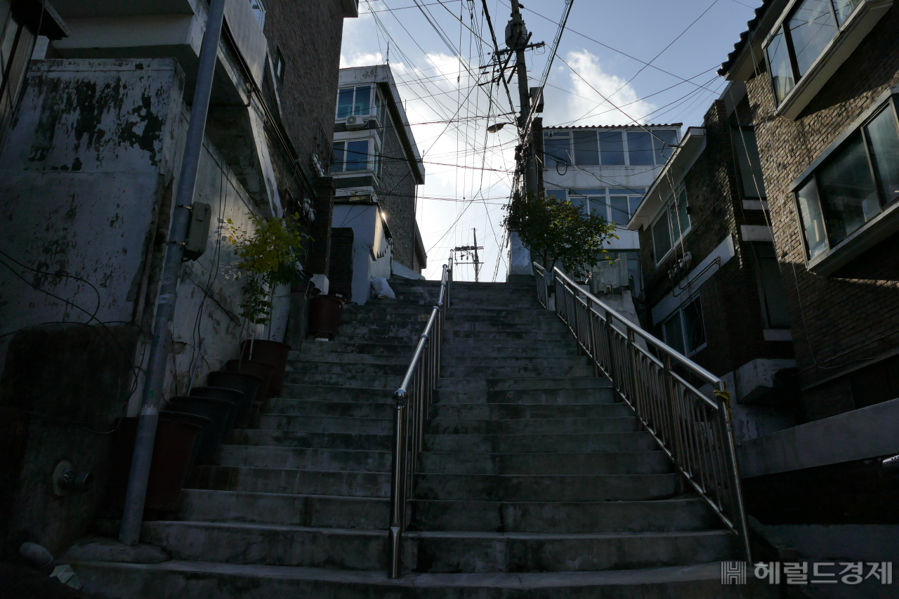 박 사장 집으로 가기 위해 오르는 기택 동네 계단. [서울시 제공]