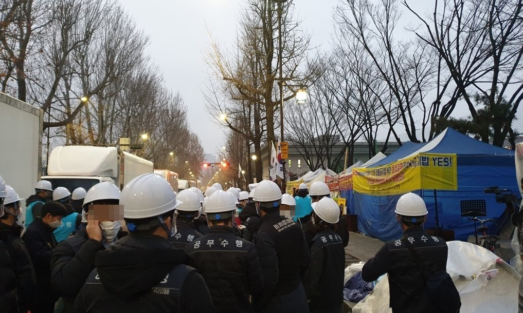 종로구청 직원과 용역들이 청와대 앞 천막 13동과 적치물을 일괄 철거하고 있다. [연합]