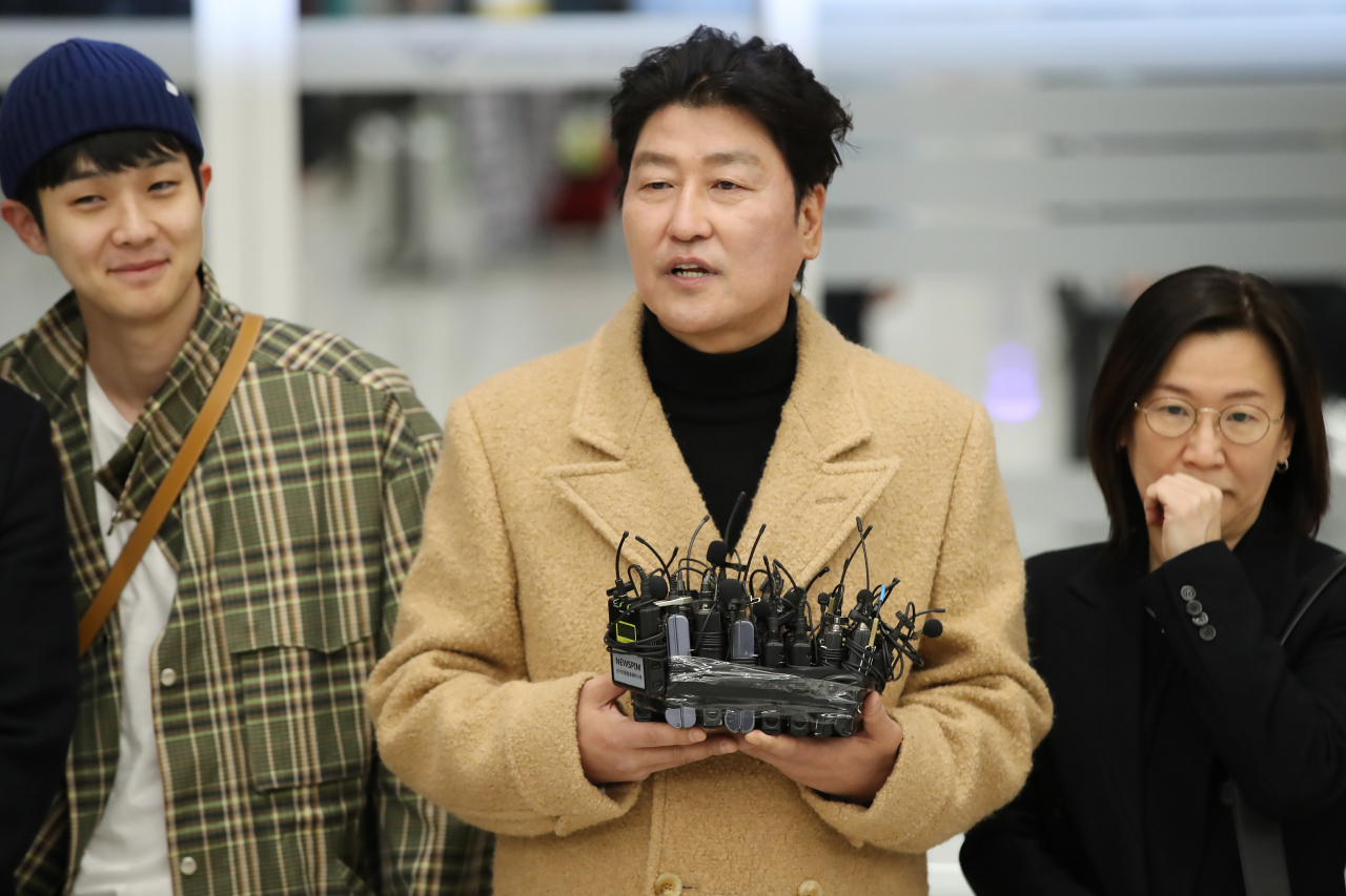 제92회 아카데미 시상식에서 작품·감독·각본·국제영화상 등 4관왕을 차지한 영화 ‘기생충’의 주연배우 송강호가 지난 12일 오전 인천국제공항 제2터미널을 통해 귀국해 소감을 밝히고 있다. [연합]