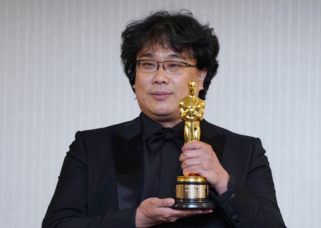 지난 9일(현지시간) 열린 제92회 아카데미 시상식에서 작품·감독·각본·국제영화상 등 4관왕을 차지한 기생충의 봉준호 감독이 미국 LA 더 런던 웨스트 할리우드에서 열린 기자회견에서 트로피를 들고 포즈를 취하고 있다. [연합]