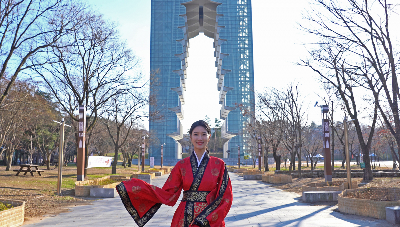 지난해 12월 경주엑스포 공원을 방문한 슈퍼모델 장원진씨가 경주타워 앞에서 홍보영상을 촬영하고 있다.[문화엑스포 제공]