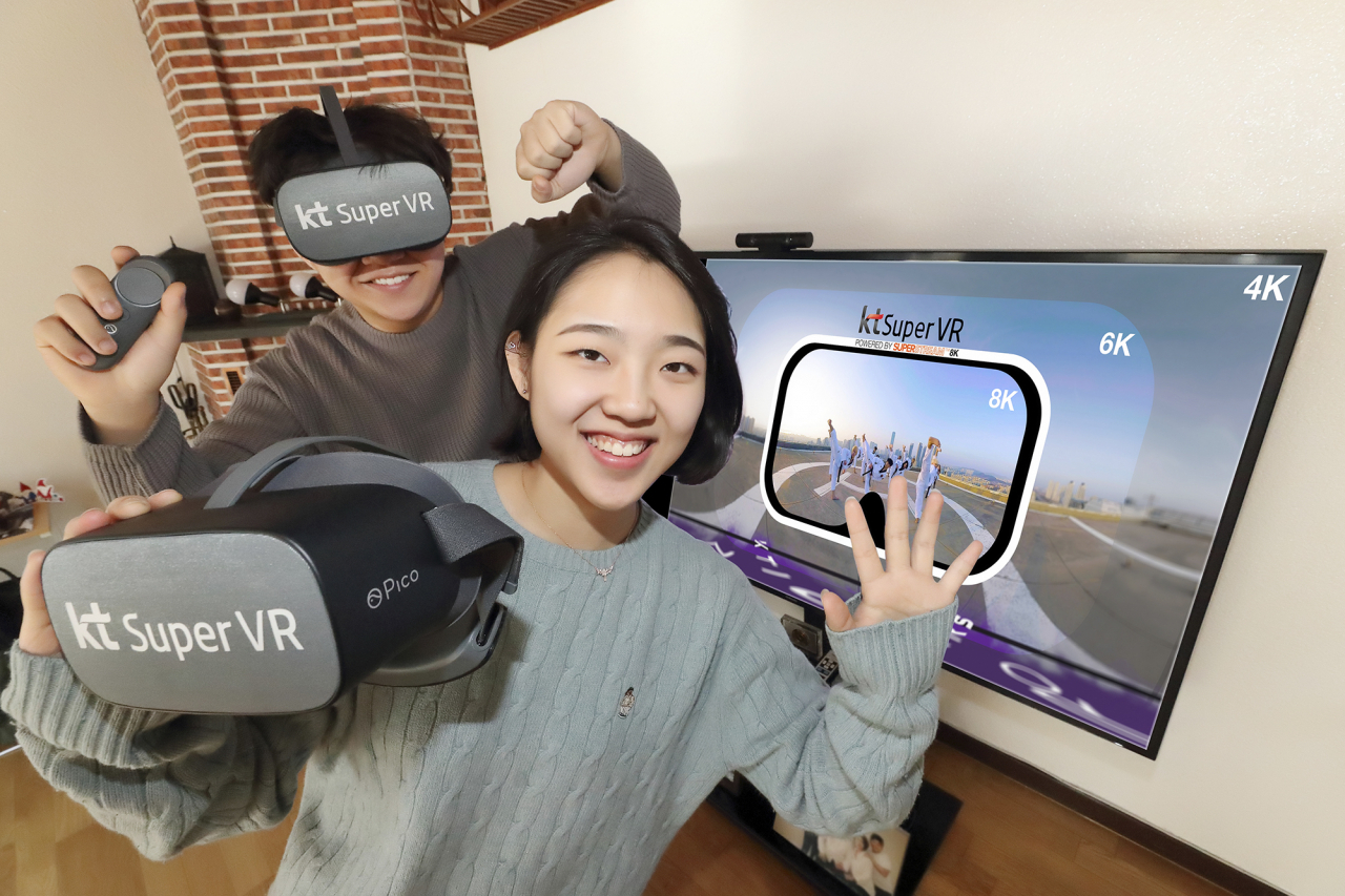 KT 모델들이 슈퍼VR로 8K VR 스트리밍 서비스를 체험하고 있다. [KT 제공]
