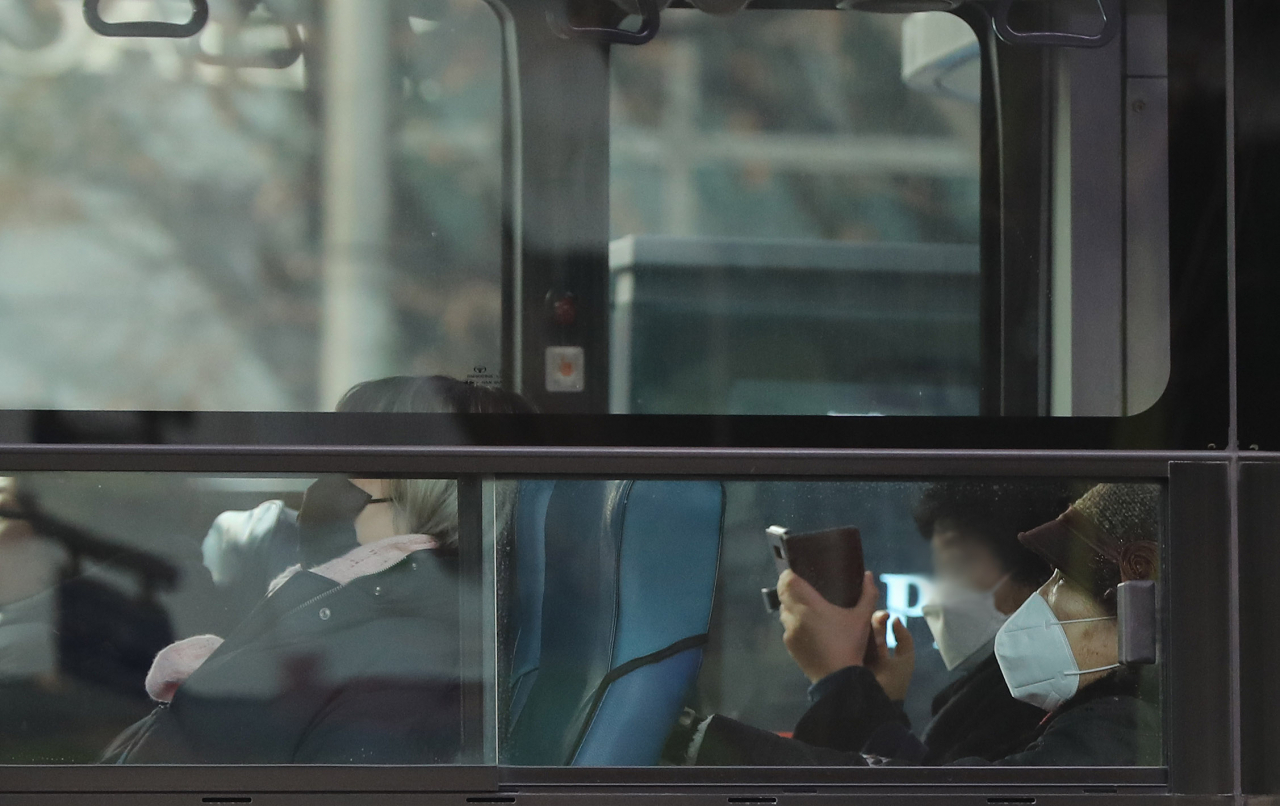 신종 코로나바이러스 감염증(코로나19) 확산이 우려되는 가운데 지난 3일 오전 서울 종로구 광화문광장을 지나는 버스에서 시민들이 마스크를 쓰고 있다. [연합]