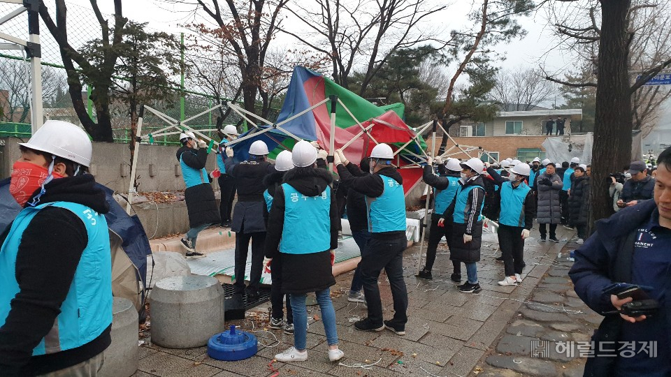 서울시 용역들이 13일 오전 집회 천막을 걷어내고 있다. [서울시 제공]