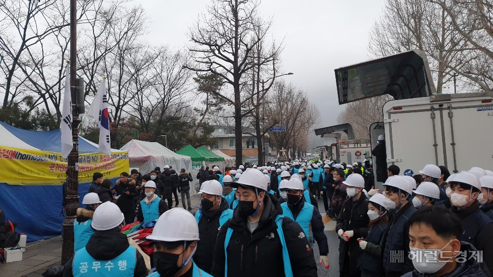 13일 집회 천막을 치우기 위해 모인 용역과 공무원들. [서울시 제공]