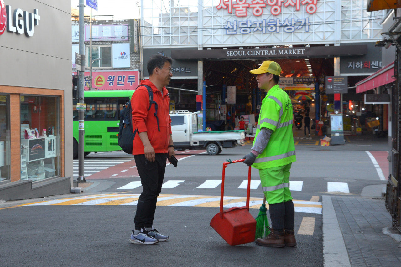 가로공무관과 이야기를 나누고 있는 서양호 중구청장. [중구 제공]
