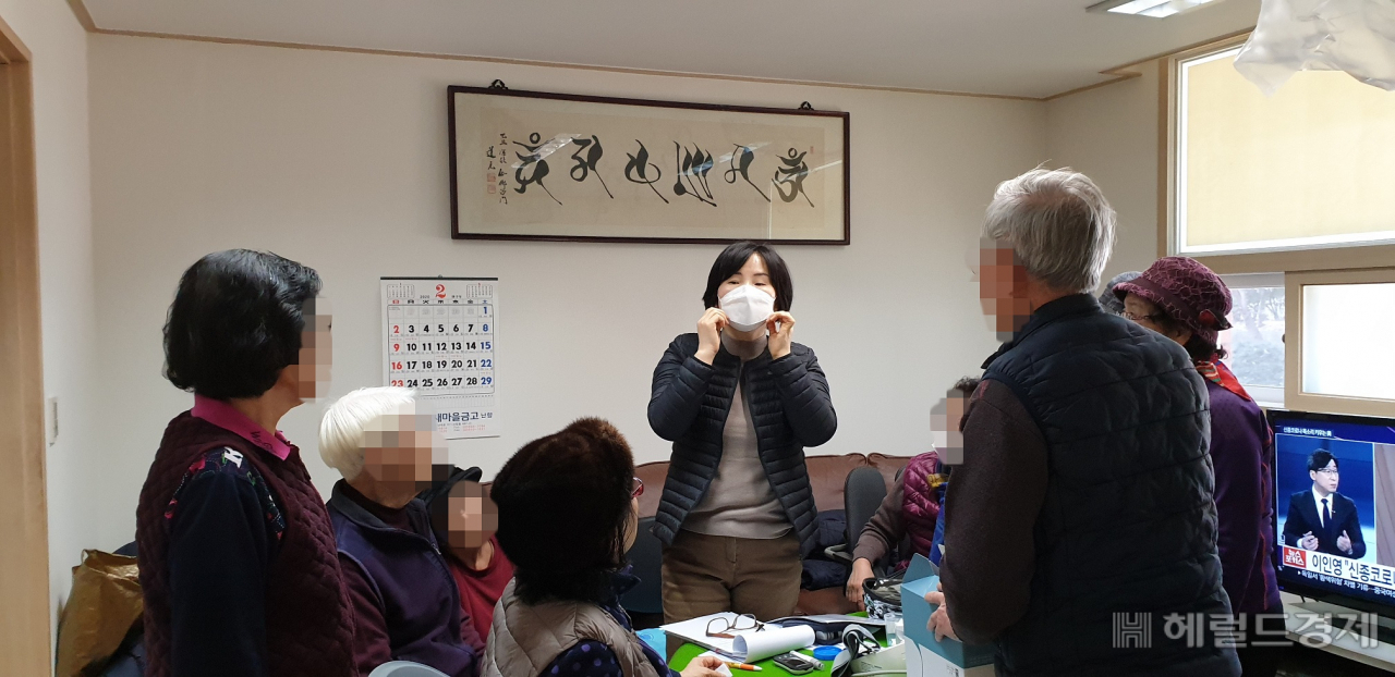 관악구 공무원이 한 아파트 경로당을 찾아 마스크를 착용하는 법을 안내하고 있다. [관악구 제공]