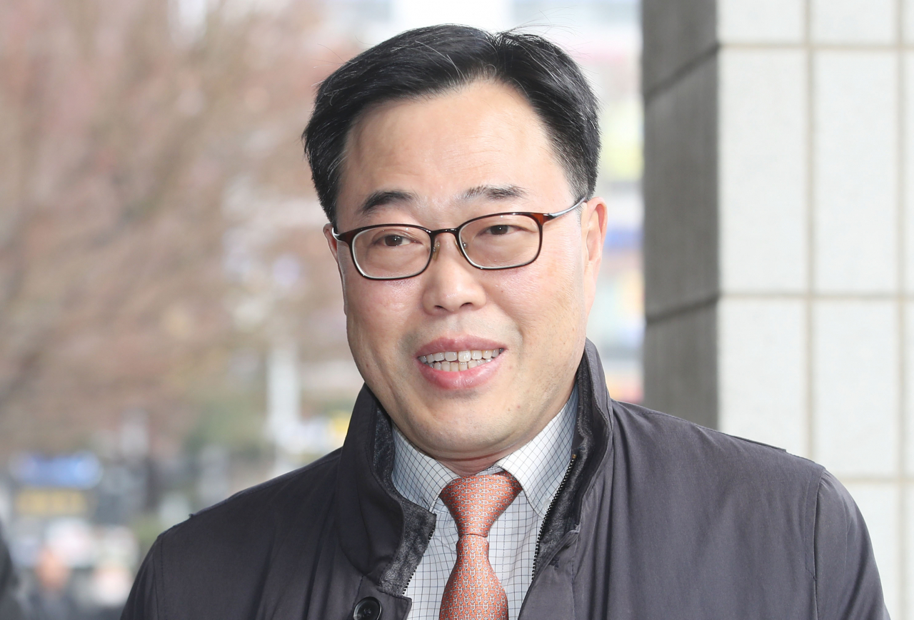 ‘5000만원 셀프 후원’ 의혹을 받는 김기식 전 금융감독원장이 13일 오전 서울 양천구 서울남부지법에서 열린 1심 선고 공판에 출석하고 있다. [연합]