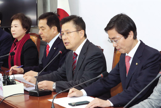 자유한국당 황교안 대표가 13일 오전 서울 여의도 국회에서 열린 최고위원회의에서 발언하고 있다. [연합]
