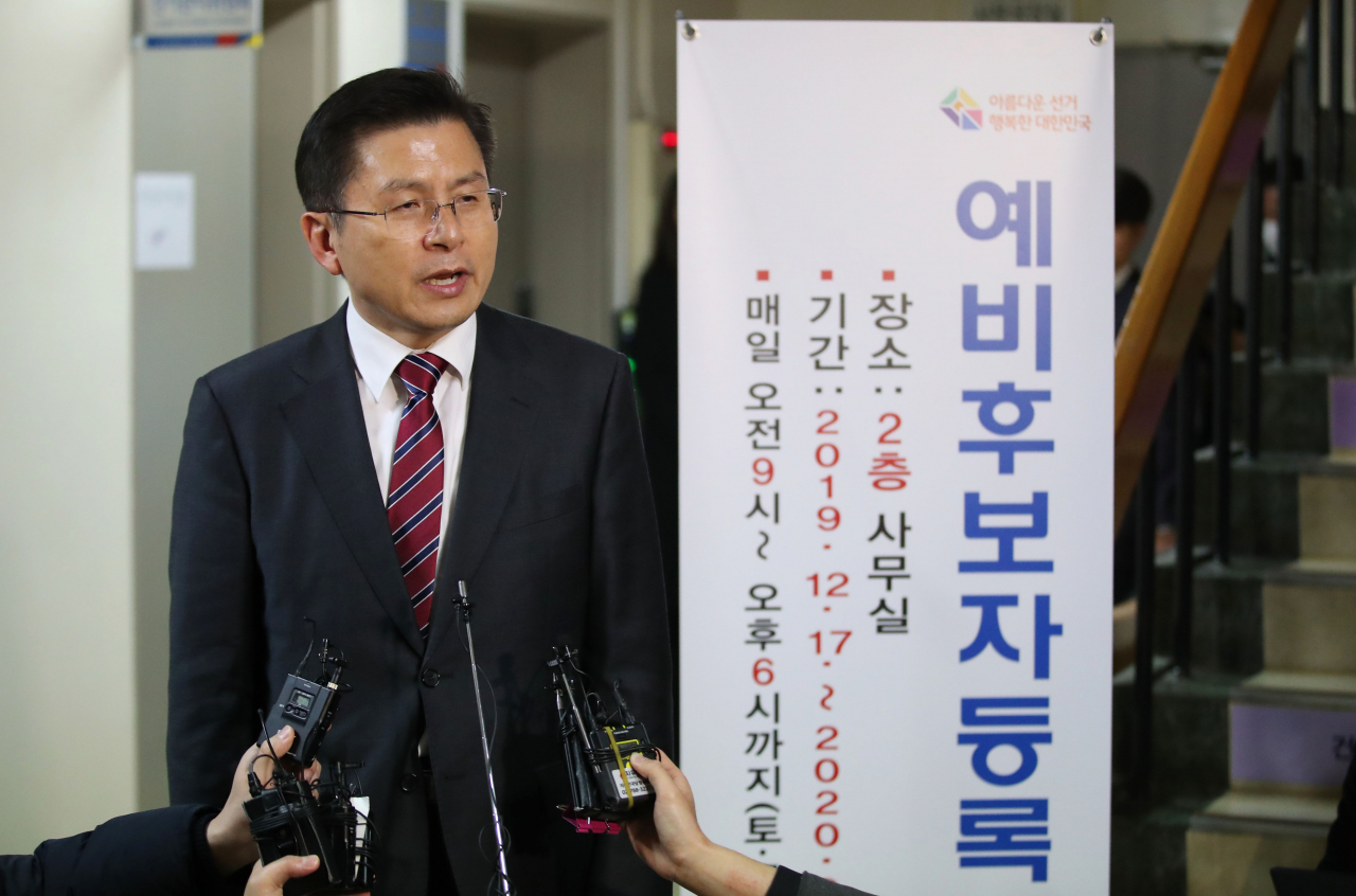 자유한국당 황교안 대표가 12일 오후 서울 종로구선거관리위원회에서 4·15 총선 서울 종로에 예비후보 등록을 마치고 취재진 질문에 답하고 있다. [연합]