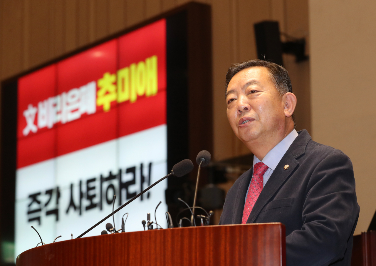 최근 자유한국당에 입당한 이찬열 의원이 13일 오전 서울 여의도 국회에서 열린 의원총회에서 인사말을 하고 있다. [연합]