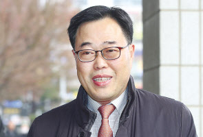 ‘5000만원 셀프 후원’ 의혹을 받는 김기식 전 금융감독원장이 13일 오전 서울 양천구 서울남부지법에서 열린 1심 선고 공판에 출석하고 있다. [연합]