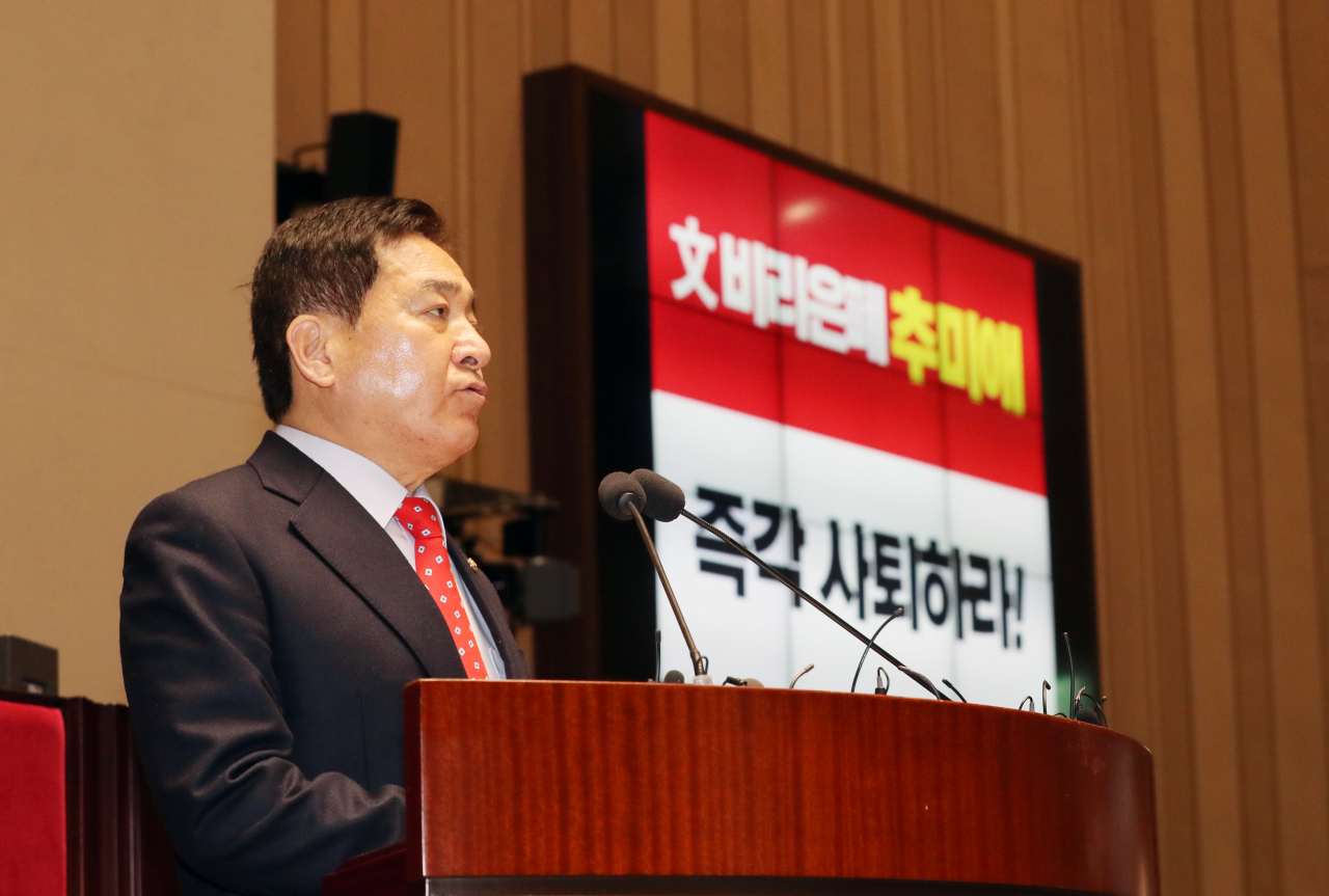 심재철 자유한국당 원내대표가 13일 오전 서울 여의도 국회에서 열린 의원총회에서 추미애 법무부 장관의 사퇴 촉구 관련 발언을 하고 있다. [연합]