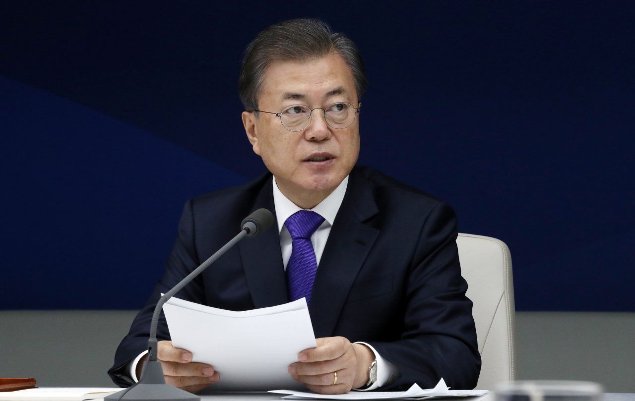 문재인 대통령이 13일 오전 중구 대한상공회의소에서 '코로나19 대응 경제계 간담회'를 하고 있다. [연합]