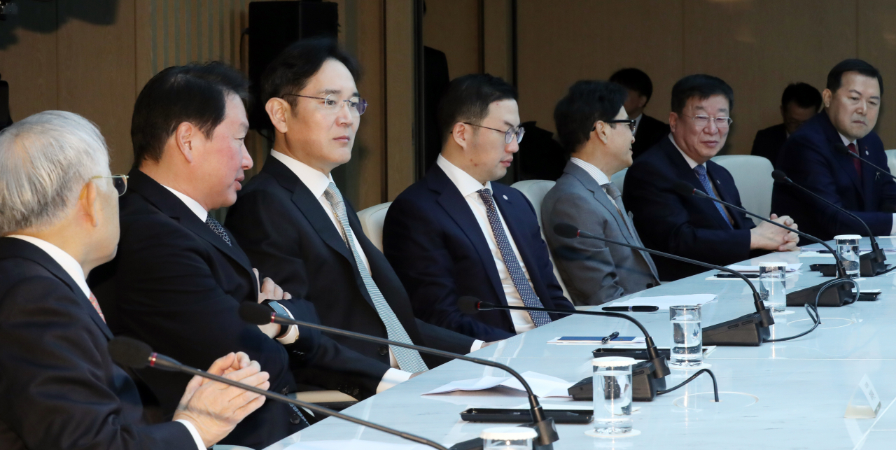 이재용 삼성전자 부회장과 최태원 SK그룹 회장, 구광모 LG그룹 회장 등이 13일 오전 중구 대한상공회의소에서 문재인 대통령이 주재한 '코로나19 대응 경제계 간담회'에 참석하고 있다. 왼쪽부터 손경식 경총회장, 최태원 SK회장, 이재용 삼성전자 부회장, 구광모 LG 회장, 이재현 CJ 회장, 윤여철 현대차 부회장, 황각규 롯데지주 부회장. 연합뉴스