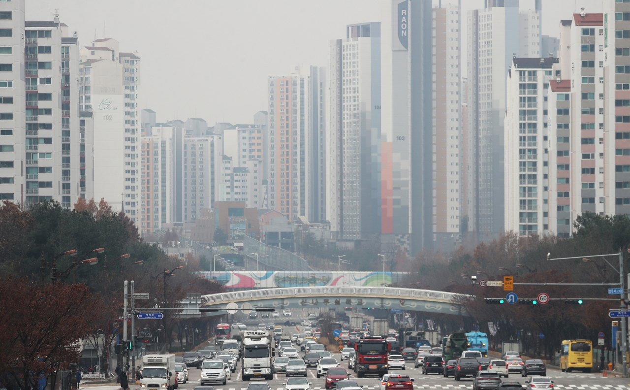 정부가 최근 집값이 급등하고 있는 경기 남부 '수용성(수원·용인·성남)' 일대에 대한 추가 규제책을 검토 중이다. 풍선효과로 집값이 치솟는 서울 외곽의 이른바 ‘노도강’(노원구·도봉구·강북구) 지역에 대해서도 '핀셋 규제'의 원칙이 이어질지 주목된다. 사진은 경기도 수원시 영통구 봉영로 일대 [연합뉴스 자료]