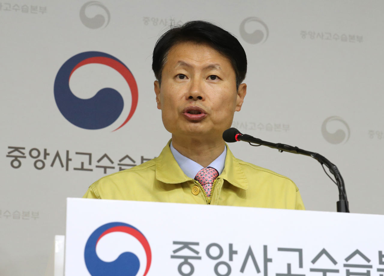 김강립 중앙사고수습본부 부본부장(보건복지부 차관)이 13일 오전 세종시 정부세종청사에서 신종 코로나바이러스 감염증(코로나19) 대응 중앙사고수습본부 상황점검회의 결과 등에 대해 브리핑하고 있다. [연합]