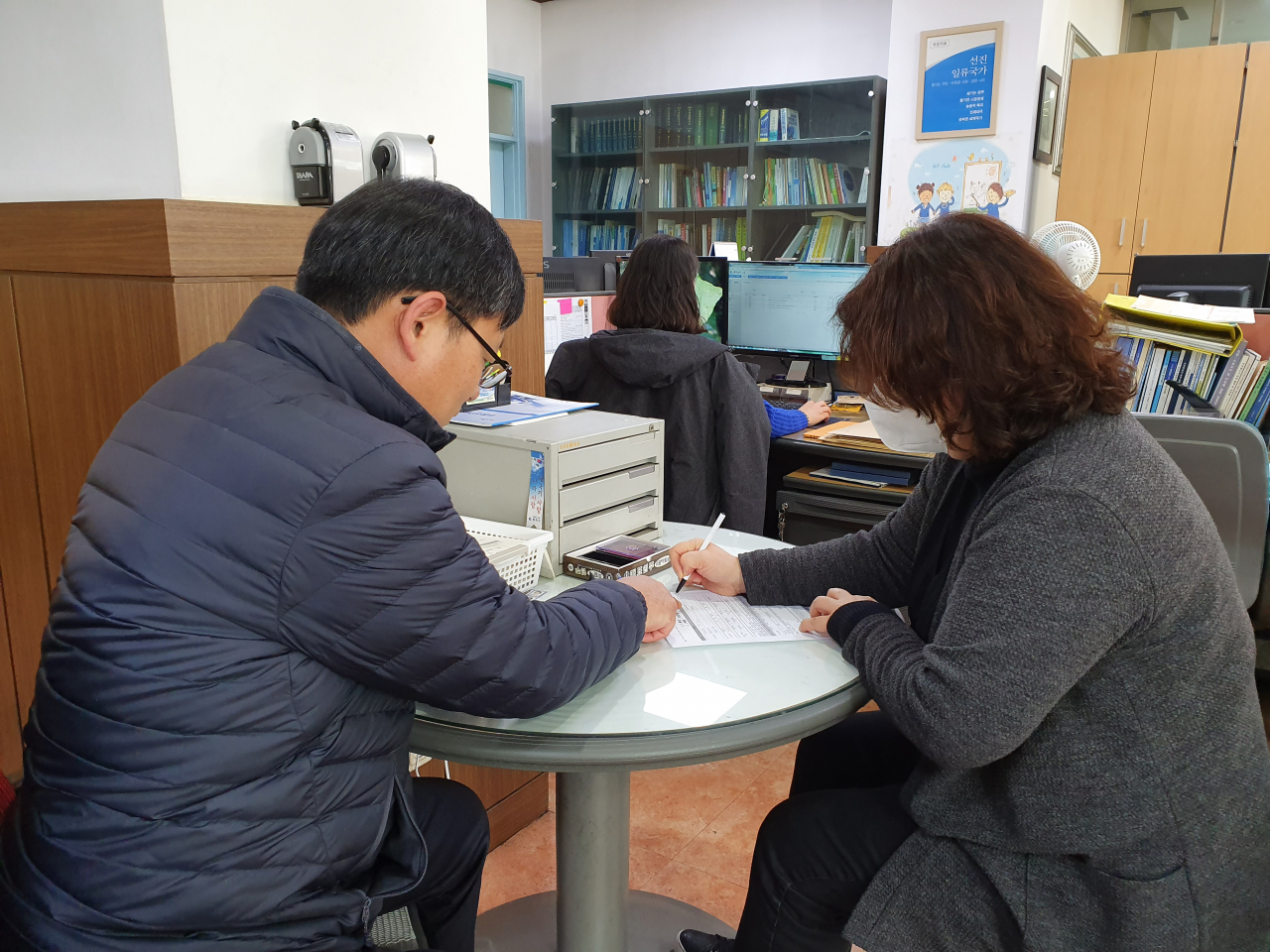 부동산중개업 휴·폐업 신고 원스톱 서비스 활동 모습. [동작구 제공]