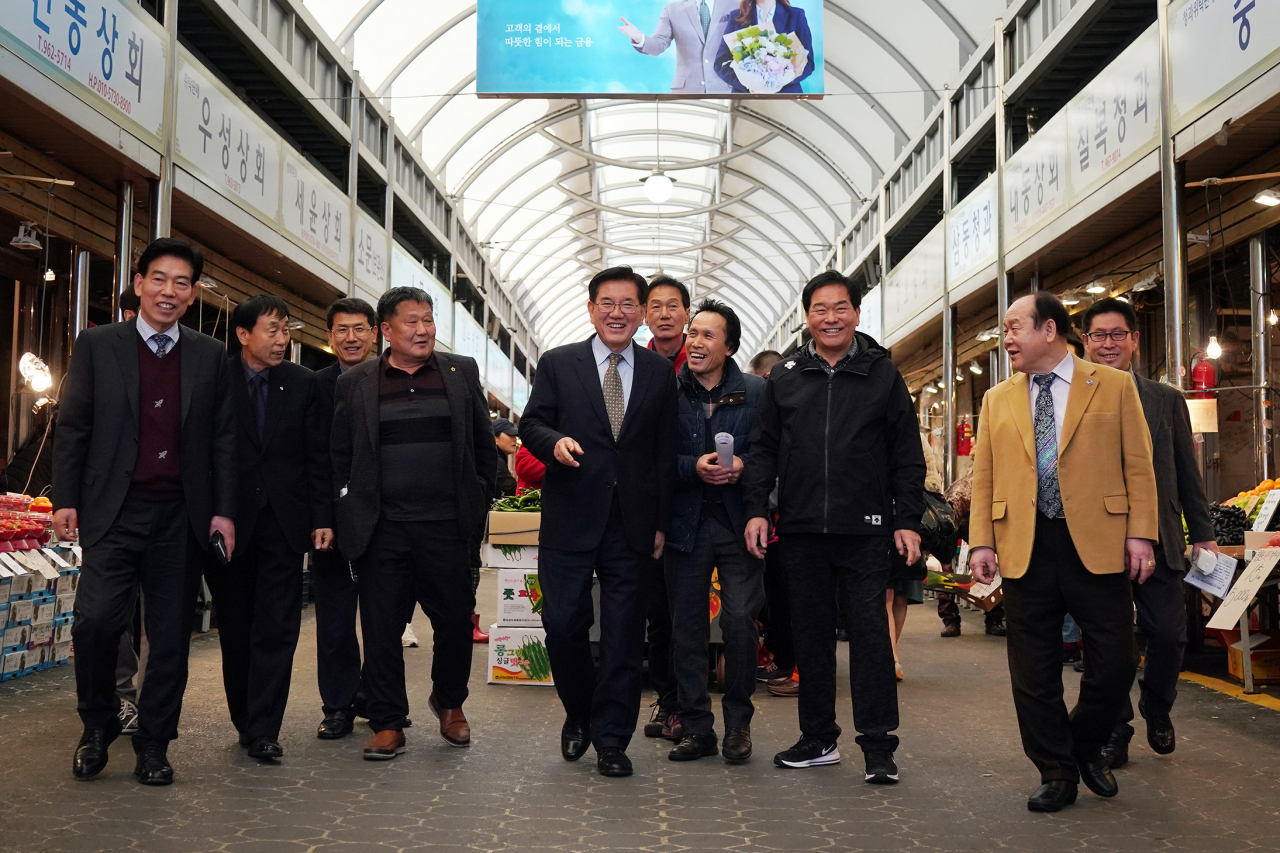 유덕열 동대문구청장이 상인회 회장단과 함께 청량리시장 일대를 둘러보고 있다. [동대문구 제공]