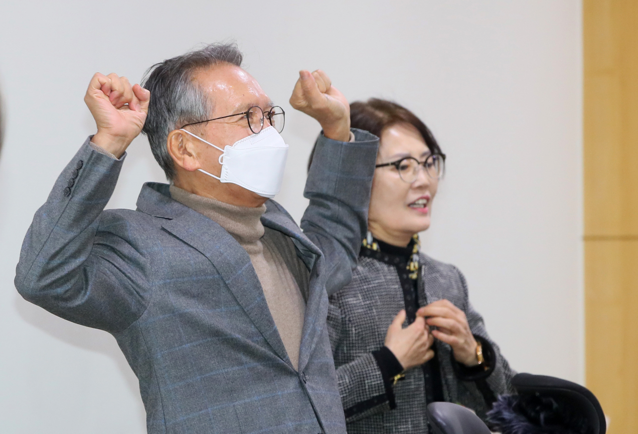 자유한국당 김형오 공천관리위원장이 13일 국회 의원회관에서 공천관리위원회 회의와 예비후보 면접을 앞두고 스트레칭하고 있다. [연합]