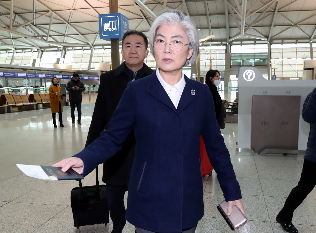 강경화 외교부 장관이 13일 오전 독일 뮌헨에서 열리는 뮌헨안보회의(MSC)에 참석하기 위해 인천국제공항 1터미널을 통해 출국하고 있다. [연합]