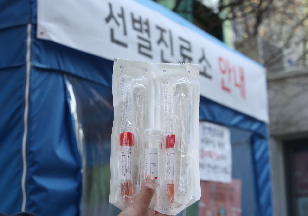 9일 서울 중구보건소에서 한 직원이 신종 코로나바이러스 감염증 검체 채취 키트를 들어보이고 있다. [연합]