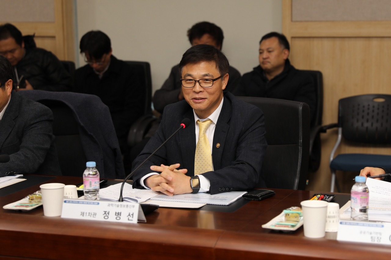 정병선 과학기술정보통신부 제1차관이 13일 오후 대전 유성구 한국화학연구원에서 코로나19 긴급대응연구 추진을 위한 간담회를 열고 전문가 의견을 청취하고 있다.[과기부 제공]