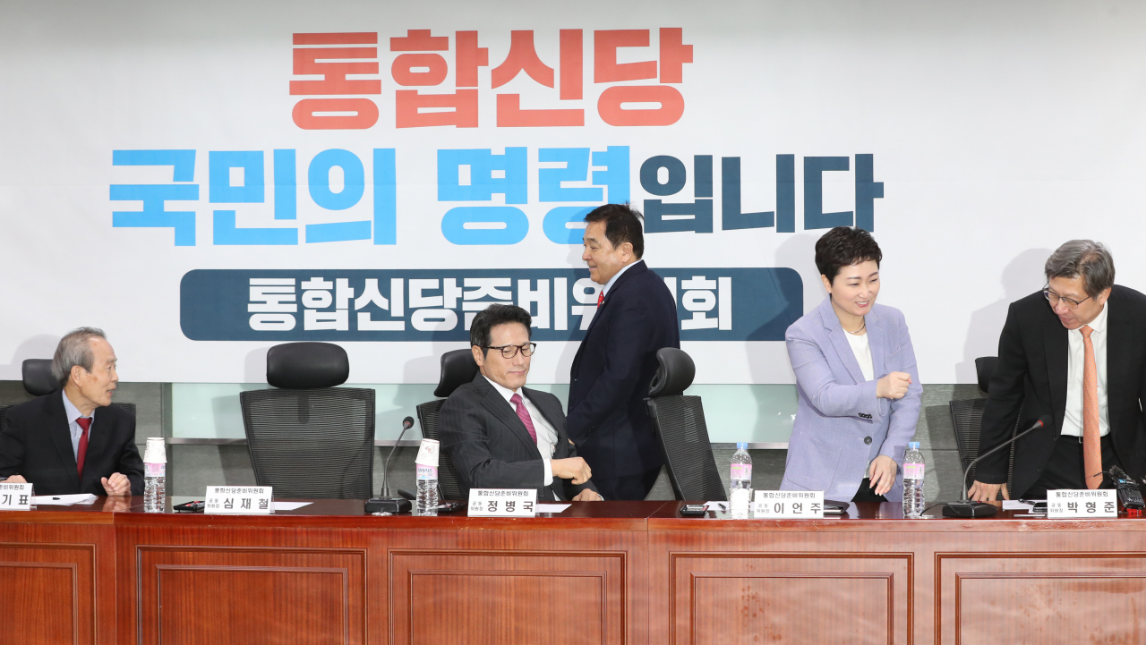 13일 오후 서울 여의도 국회 의원회관에서 열린 통합신당준비위원회 회의에서 장기표(왼쪽부터), 정병국(새로운보수당), 심재철(자유한국당), 이언주(전진당),박형준 공동위원장이밝은 표정을 보이고 있다.[연합]