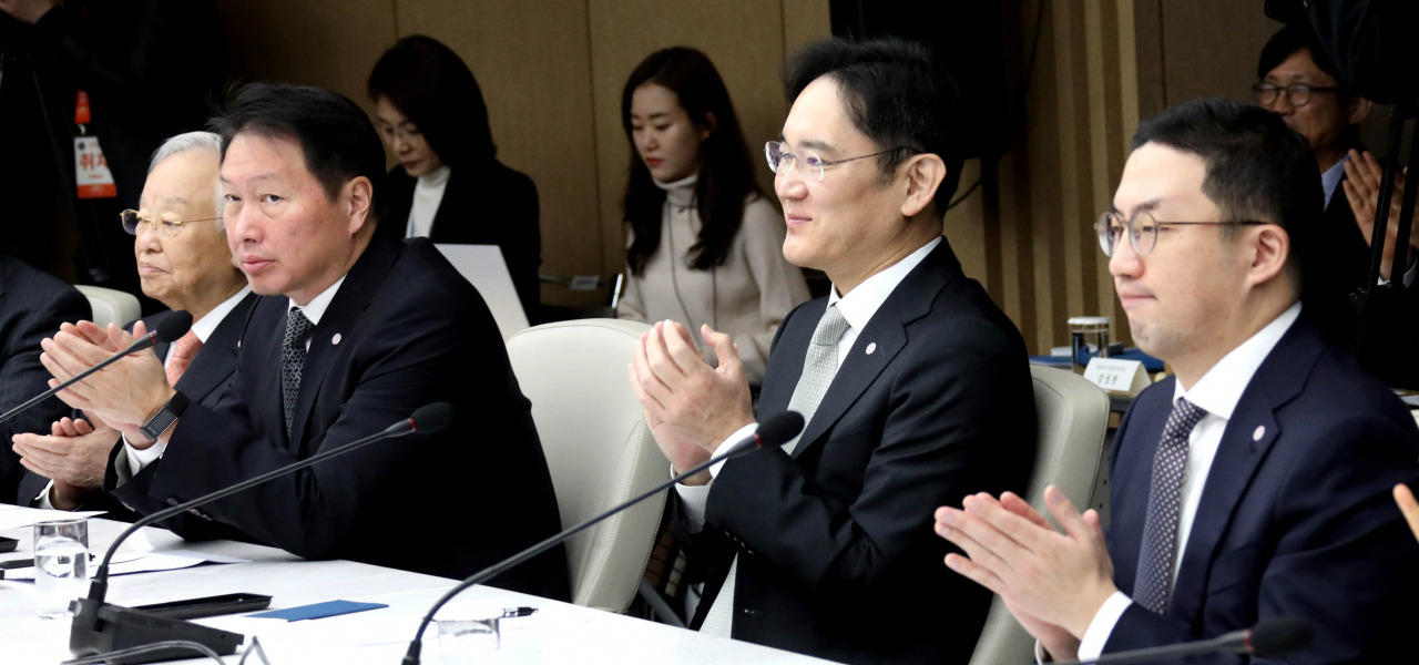 13일 오전 서울 대한상공회의소에서 열린 코로나19 대응 경제계 간담회에서 박용만 대한상공회의소 회장의 '경제회복을 위해 애쓰고 계신 문재인 대통령에게 박수를 보내자'는 제의에 참석자들이 박수치고 있다. [연합]