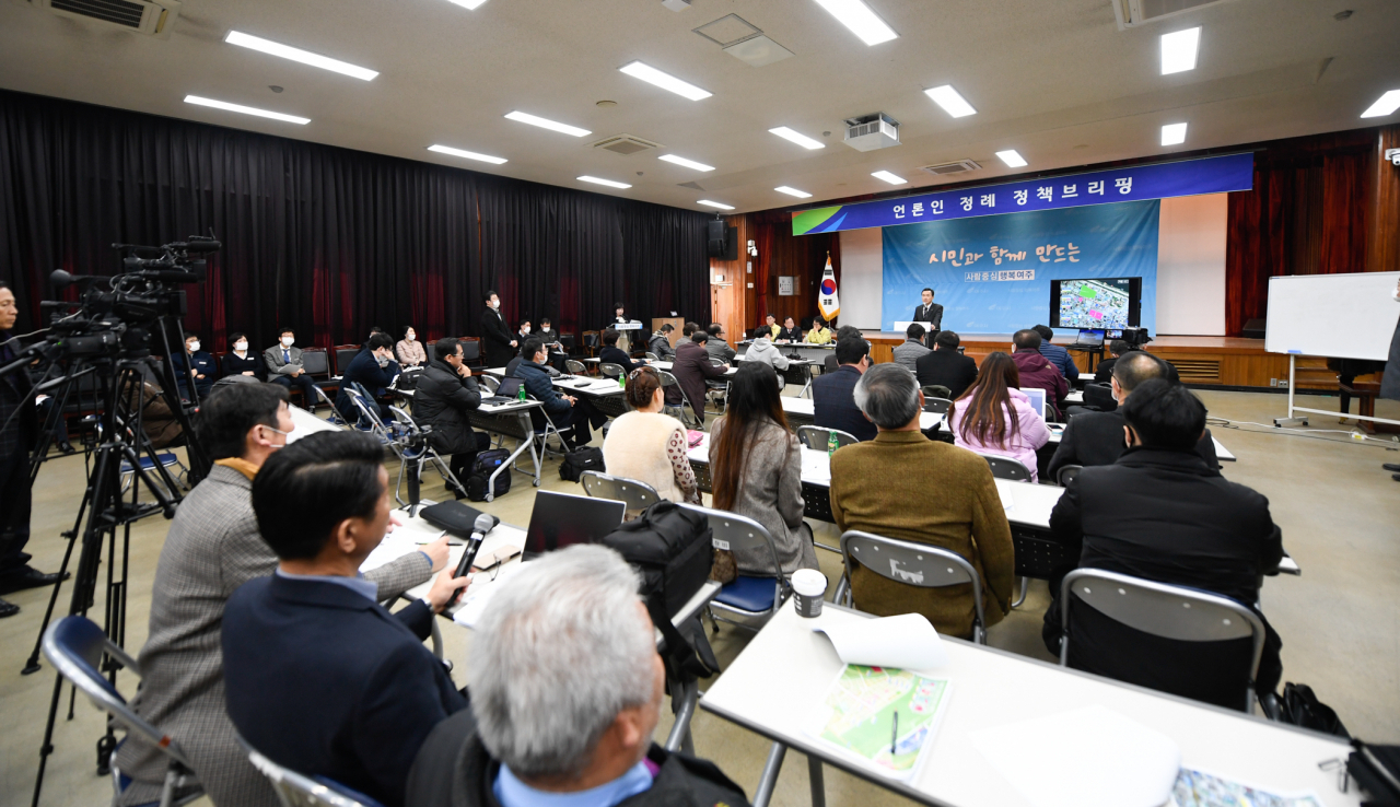 여주시는 2월 정례브리핑을 열고 코로나19 차단 대응책을 설명했다. [여주시 제공]