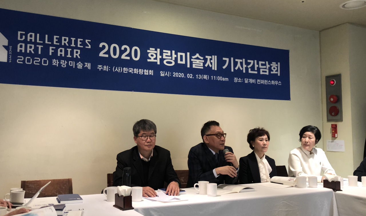 국내 최초 아트페어인 화랑미술제가 오는 3월 19일 VIP개막을 시작으로 23일까지 닷새간 서울 강남구 코엑스C홀에서 열린다. 화랑미술제를 주최하는 한국화랑협회는 코로나19의 확산으로 여러 우려가 있었으나 최대한 안전한 행사가 가능하도록 모든 조치를 취하겠다고 밝혔다. [사진=헤럴드DB]