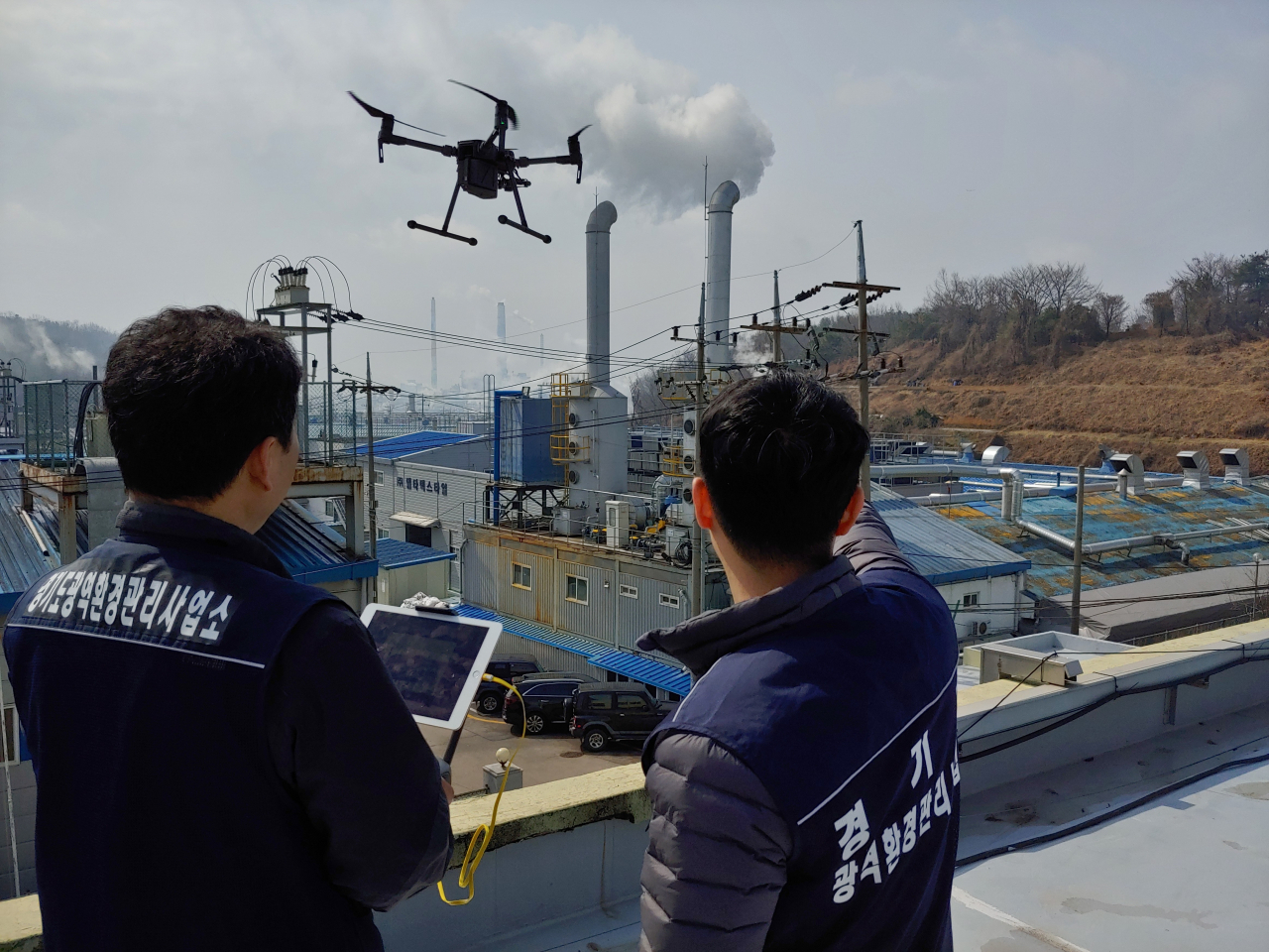 경기도 광역환경관리사업소가 드론을 활용한 환경오염행위를 적발하고 있다. [경기도 제공]