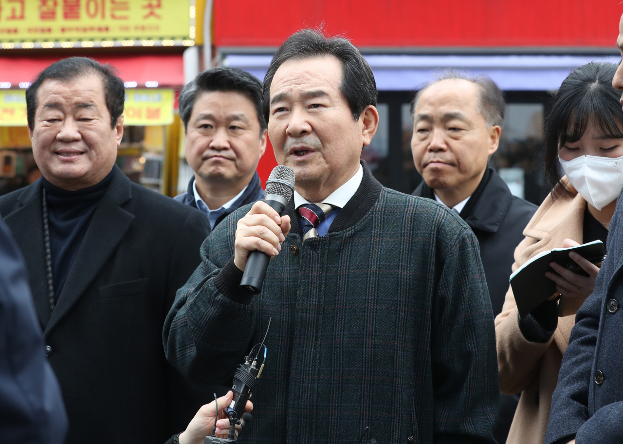 정세균 국무총리가 13일 서울 신촌 명물거리를 방문해 신종코로나 바이러스 감염증(코로나19)로 인한 서대문구 지역 상권 소상공인에게 당부의 말을 전하고 있다. ［연합］