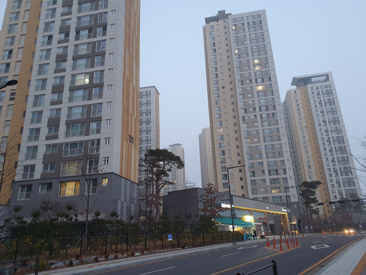 조정대상지역이 아닌 수원 영통·권선구는 투기 세력이 올려놓은 호가를 실수요자가 받아주며 집값이 급등하는 모양새다. 경기 수원시 영통구 망포동의 신축 대단지인 힐스테이트영통 [사진=민상식 기자]