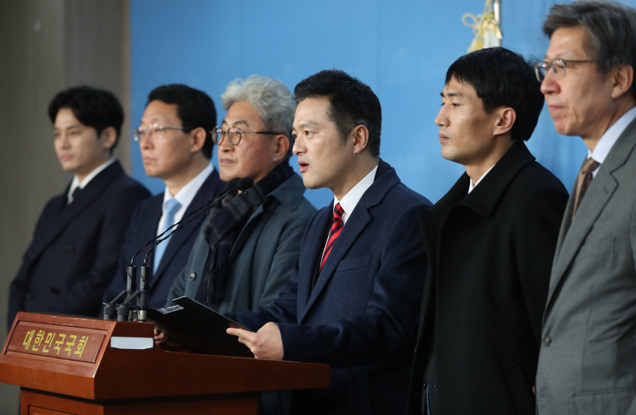 10일 오후 서울 여의도 국회 정론관에서 열린 기자회견에서 청와대 특감반의 ‘민간인 사찰 의혹’을 폭로한 김태우 전 검찰수사관 등 공익제보자들이 미래통합당 창당에 합류한다고 밝히고 있다. 왼쪽은 ‘버닝썬’ 사태의 문을 연 김상교씨. [연합]