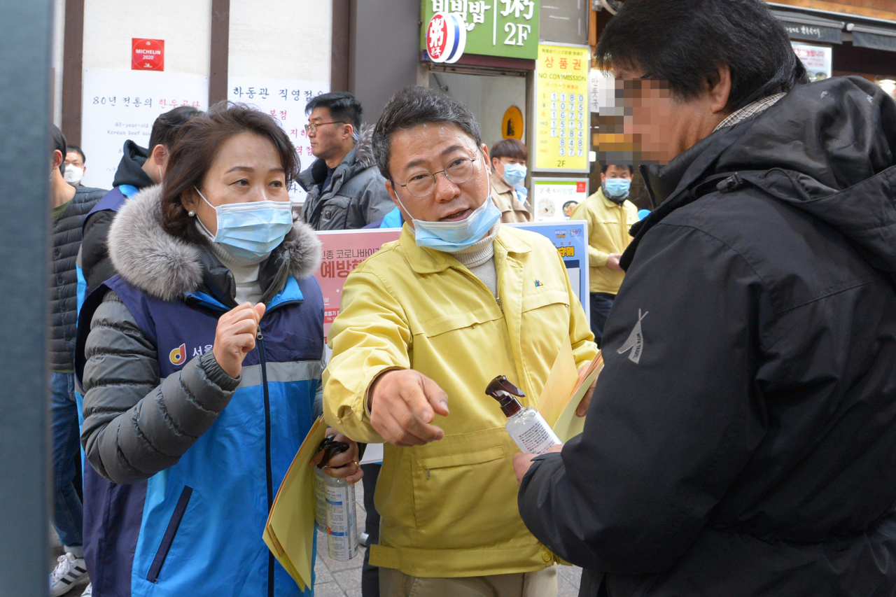 서양호 중구청장이 명동 식당가 일대에서 코로나19 예방수칙을 안내하고 있는 모습. [중구 제공]