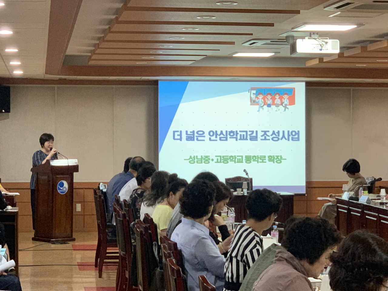 지난해 8월 구청 기획상황실에서 주민참여예산위원회가 심의하고 있는 모습. [동작구 제공]
