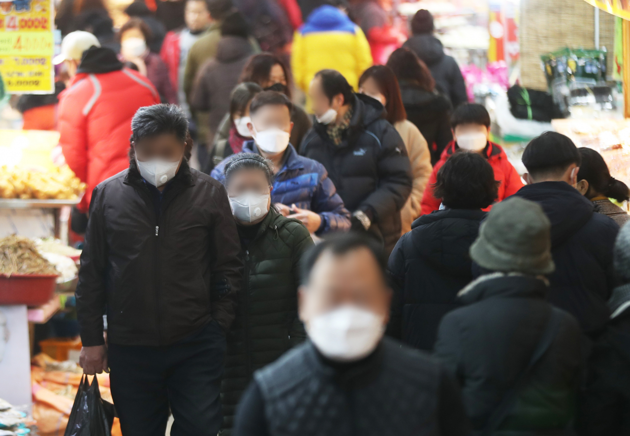 코로나19 확산에 따라 시장을 찾은 시민들이 마스크를 쓰고 장을 보고 있다. [사진=연합뉴스]