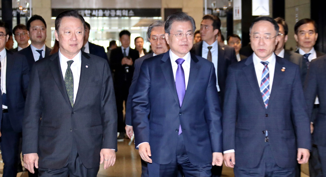 문재인 대통령이 13일 오전 서울 대한상공회의소에서 열린 코로나19 대응 경제계 간담회에 입장하고 있다. 왼쪽부터 박용만 대한상공회의소 회장, 문 대통령, 홍남기 경제부총리 겸 기획재정부 장관. [연합]