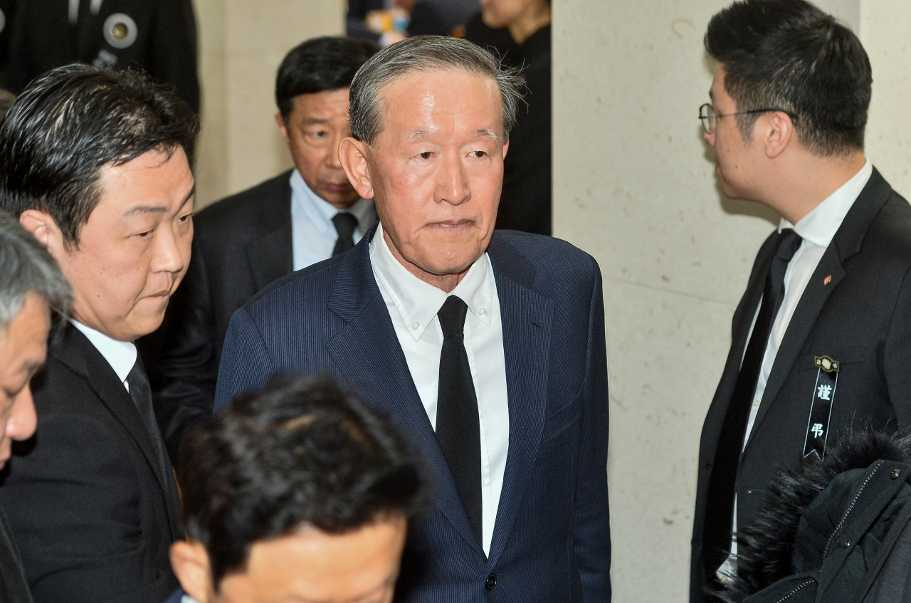 허창수 전국경제인연합회 회장이 지난달 21일 서울 송파구 서울아산병원 장례식장에 마련된 고 신격호 롯데그룹 명예회장 빈소에서 조문을 마친 뒤 장례식장을 나서고 있다. [연합]