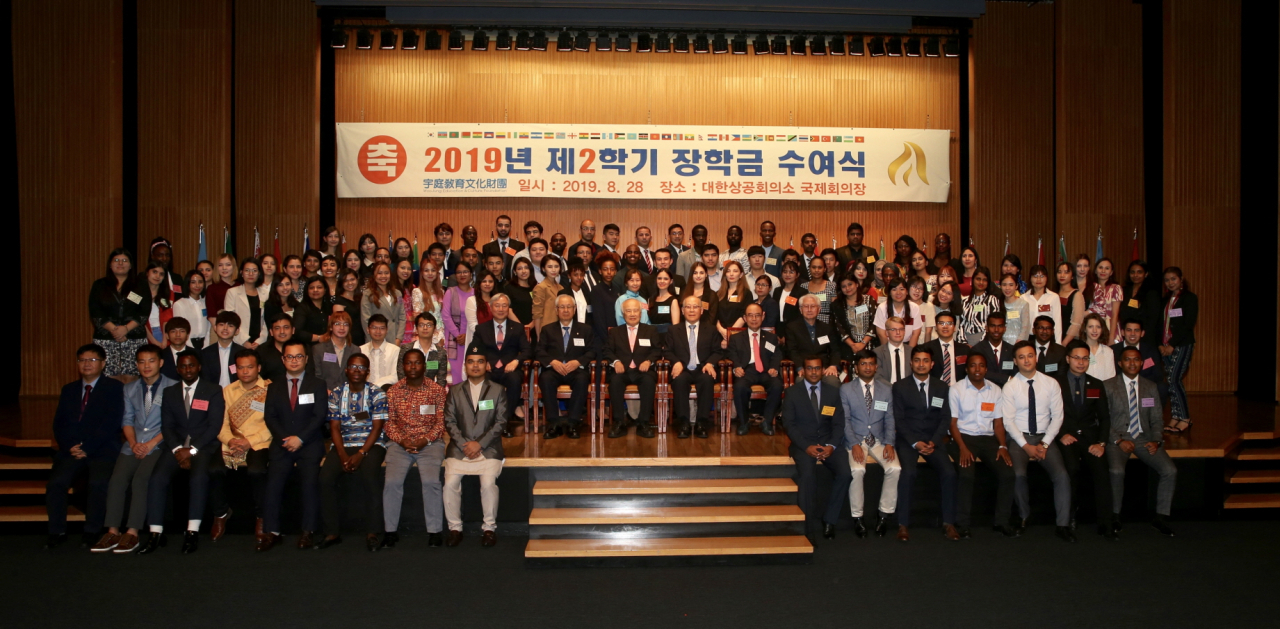 부영그룹이 설립한 재단법인 우정교육문화재단(이사장 이중근) 이사회는 지난 12일 외국인 유학생 104명에게 2020년도 1학기 장학금을 지급하기로 의결했다. 사진은 지난해 8일 열린 부영그룹 우정교육문재단의 장하금 수여식 모습. 올해는 코로나19 여파로 따로 수여식이 열리지 않는다. [사진=부영그룹 제공]