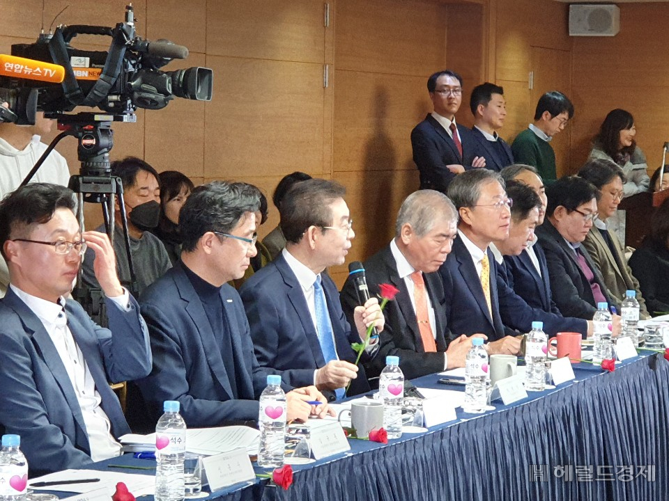14일 코로나19 극복을 위한 서울관광활성화 대책 간담회는 중국인 관광객 급감으로 큰 타격을 입은 써미트호텔에서 마련됐다. 회의석상에는 졸업, 입학식 취소로 피해를 입은 화훼 농가를 지원하기 위해 장미꽃이 놓였다. 박원순 시장이 모두 발언을 하고 있다. [한지숙 기자]