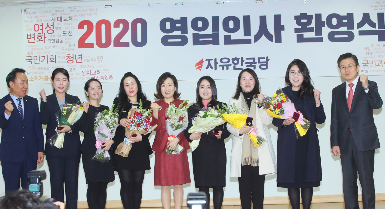 자유한국당 황교안 대표가 4일 국회 의원회관에서 열린 영입인사 환영식에서 9번째 영입인사인 전주혜 변호사 등 여성법조인 7명에게 꽃다발을 전달한 뒤 기념촬영하고 있다. 오른쪽 부터 황 대표, 오승연, 유정화, 정선미, 전주혜, 김복단, 홍지혜, 박소예 변호사, 염동열 인재영입위원장. 연합뉴스