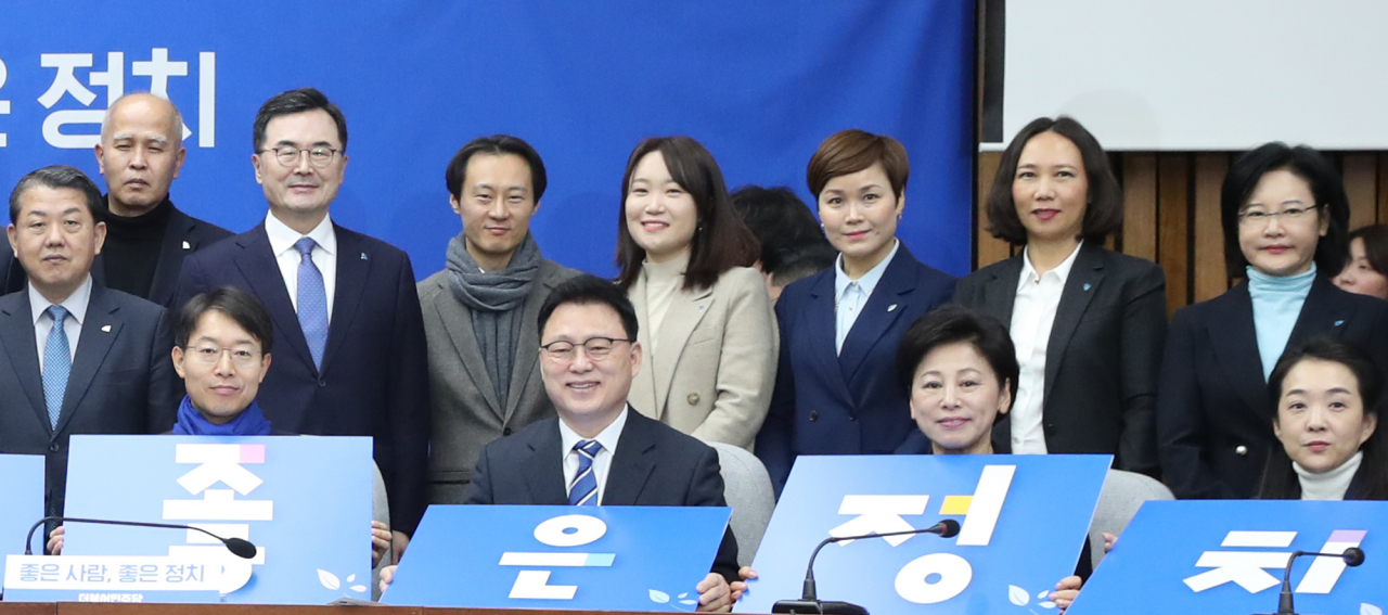 11일 오전 서울 여의도 국회에서 열린 더불어민주당 인재영입 환영행사에 법조인 출신 영입 인재인 소병철 전 대구고검장(뒷줄 왼쪽 두 번째부터), 이탄희 전 판사, 이소영 변호사, 이수진 전 판사(뒷줄 오른쪽 첫번재)가 기념촬영을 하고 있다. [연합]
