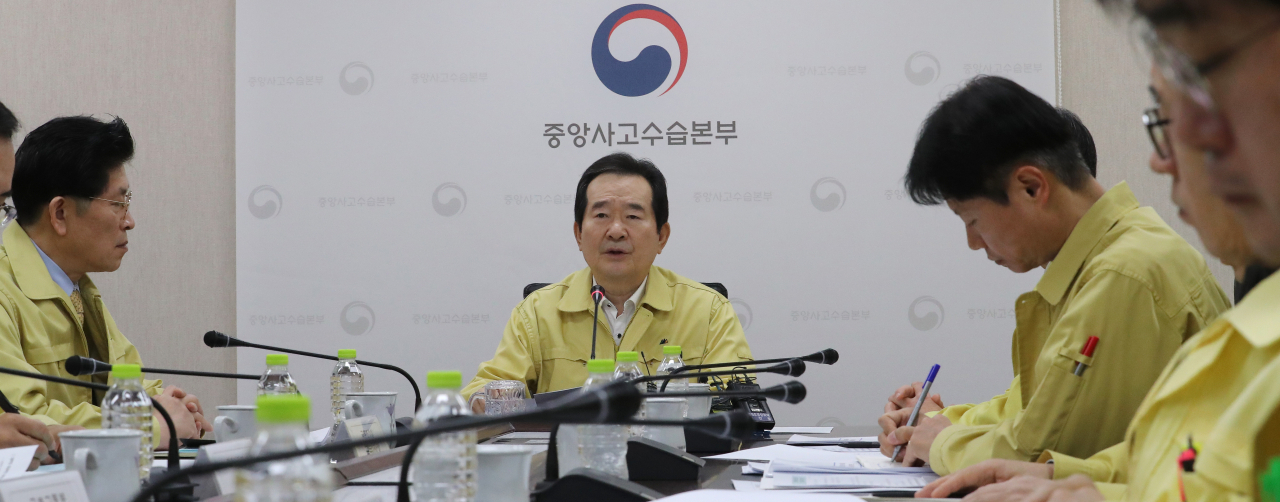 정세균 국무총리(가운데)가 14일 오전 세종시 정부세종청사에서 열린 코로나19 대응 확대 중앙사고수습본부 회의를 주재하고 있다. ［연합］