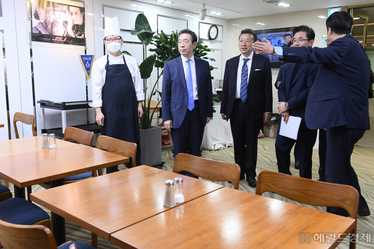 14일 오전 중구 써미트호텔에서 박원순 시장이 식당 시설을 둘러보고 있다.