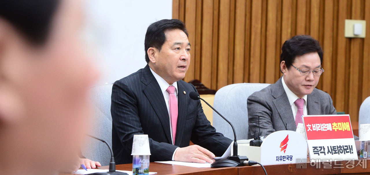 심재철 자유한국당 원내대표가 14일 오전 서울 여의도 국회에서 열린 원내대책회의에 모두발언을 하고 있다. [이상섭 기자/babtong@heraldcorp.com]