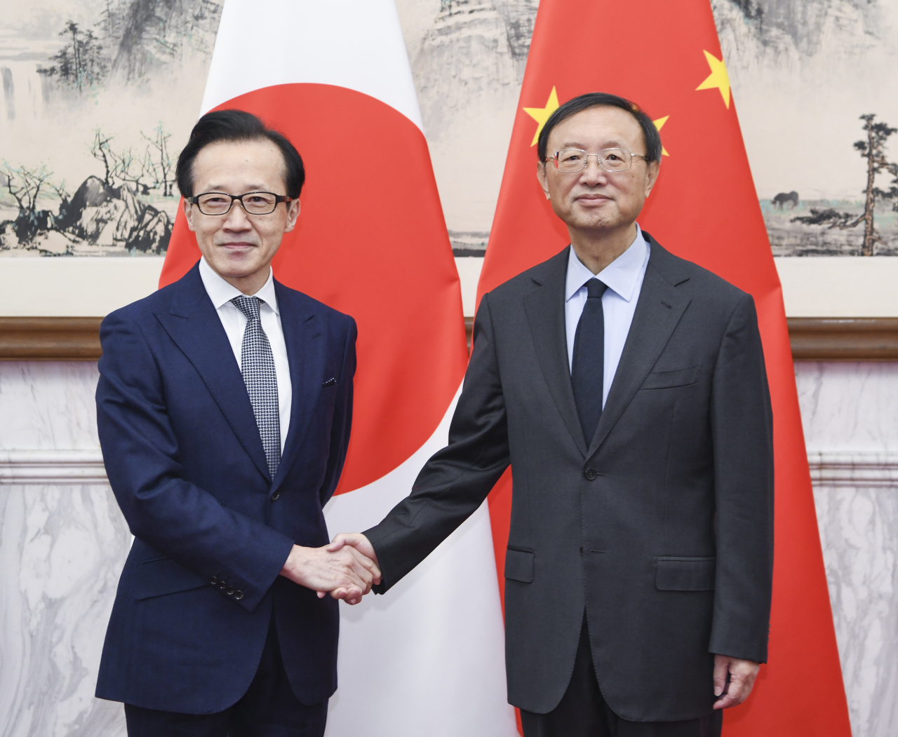양제츠 중국 외교 담당 정치국원(오른쪽)과 기타무라 시게루 일본 국가안전보장국(NSS) 국장(왼쪽). [연합]